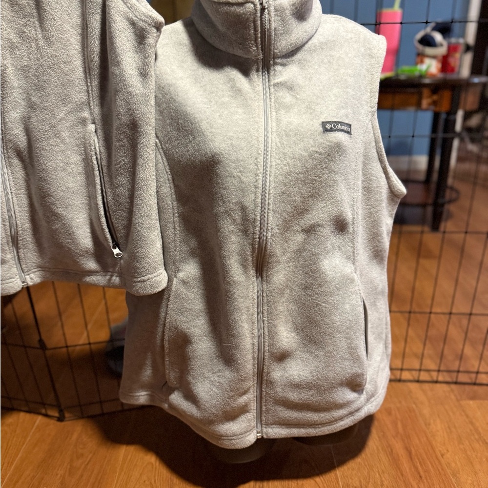 Columbia Light Gray Fleece Vests set of 2. Size 3 XL Like New